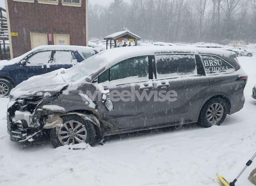 Photo 14 of 2022 Toyota Sienna LE (VIN 5TDKSKFCXNS043071)