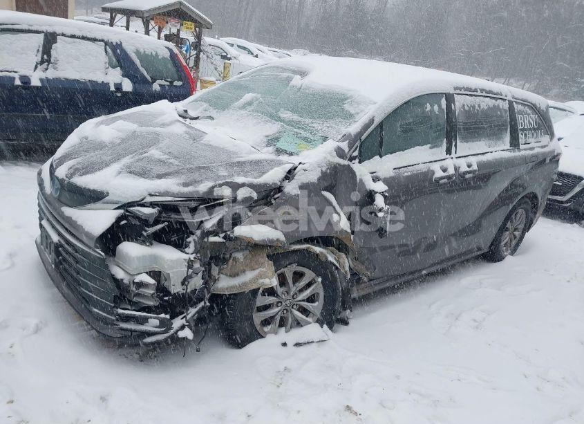 Photo 2 of 2022 Toyota Sienna LE (VIN 5TDKSKFCXNS043071)