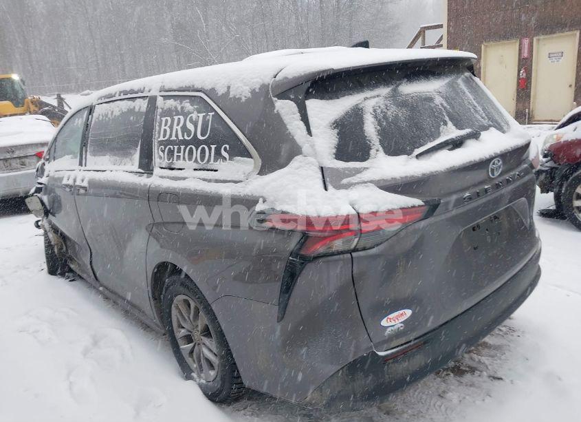 Photo 3 of 2022 Toyota Sienna LE (VIN 5TDKSKFCXNS043071)