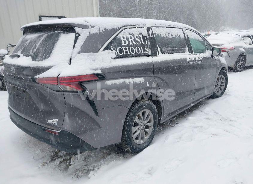 Photo 4 of 2022 Toyota Sienna LE (VIN 5TDKSKFCXNS043071)