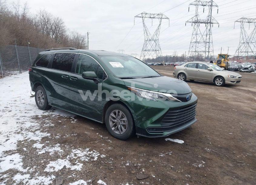 2022 Toyota Sienna LE (VIN 5TDKSKFCXNS052448) main photo