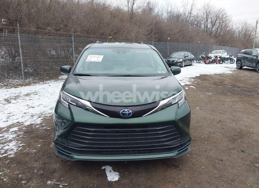 Photo 12 of 2022 Toyota Sienna LE (VIN 5TDKSKFCXNS052448)