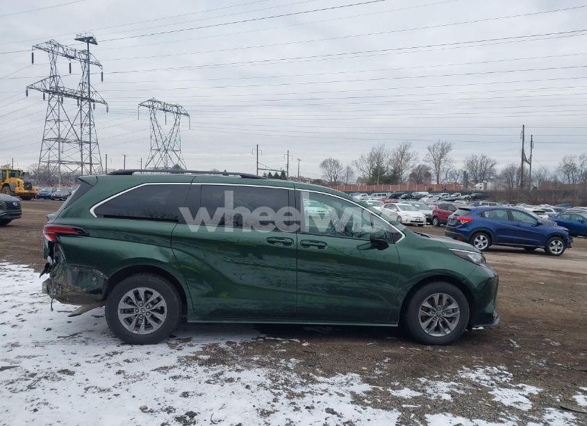 Photo 13 of 2022 Toyota Sienna LE (VIN 5TDKSKFCXNS052448)