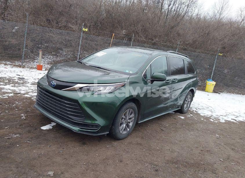Photo 2 of 2022 Toyota Sienna LE (VIN 5TDKSKFCXNS052448)