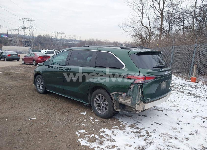 Photo 3 of 2022 Toyota Sienna LE (VIN 5TDKSKFCXNS052448)