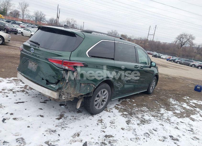 Photo 4 of 2022 Toyota Sienna LE (VIN 5TDKSKFCXNS052448)