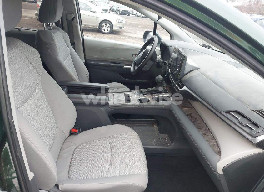 Photo 5 of 2022 Toyota Sienna LE (VIN 5TDKSKFCXNS052448)