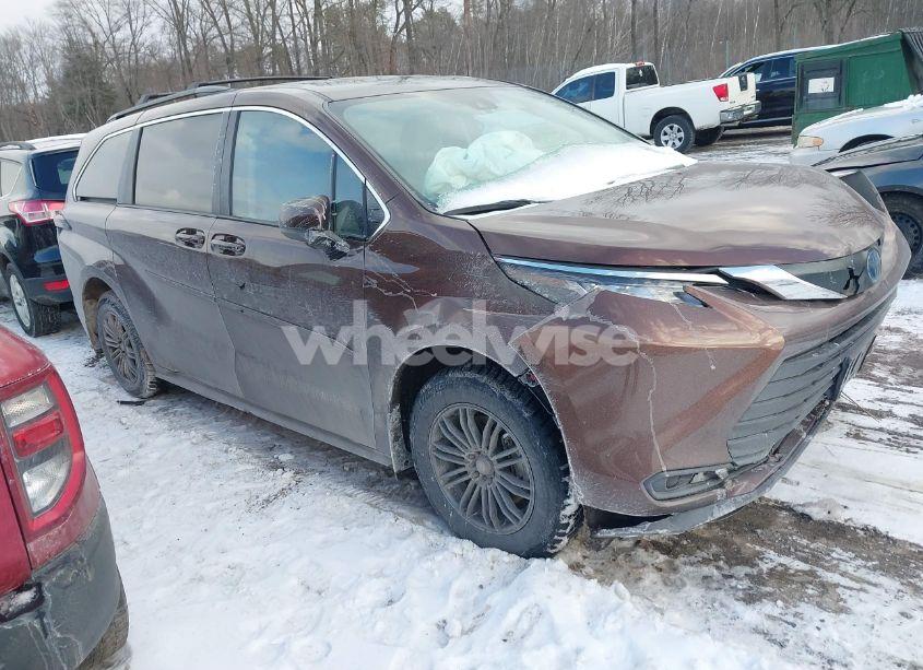 2023 Toyota Sienna LE (VIN 5TDKSKFCXPS079264) main photo