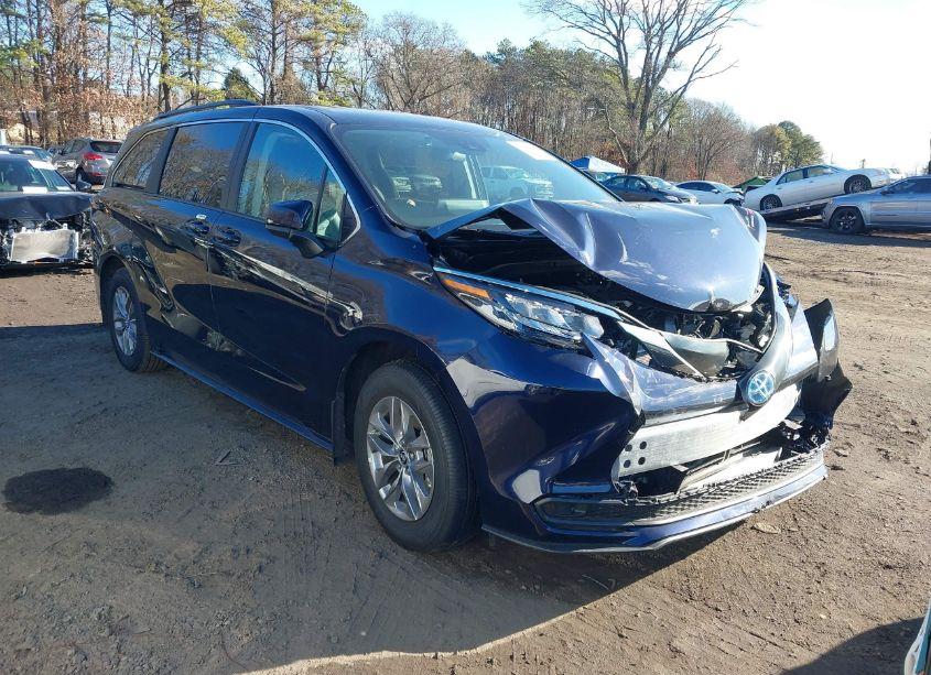 2024 Toyota Sienna LE (VIN 5TDKSKFCXRS144343) main photo