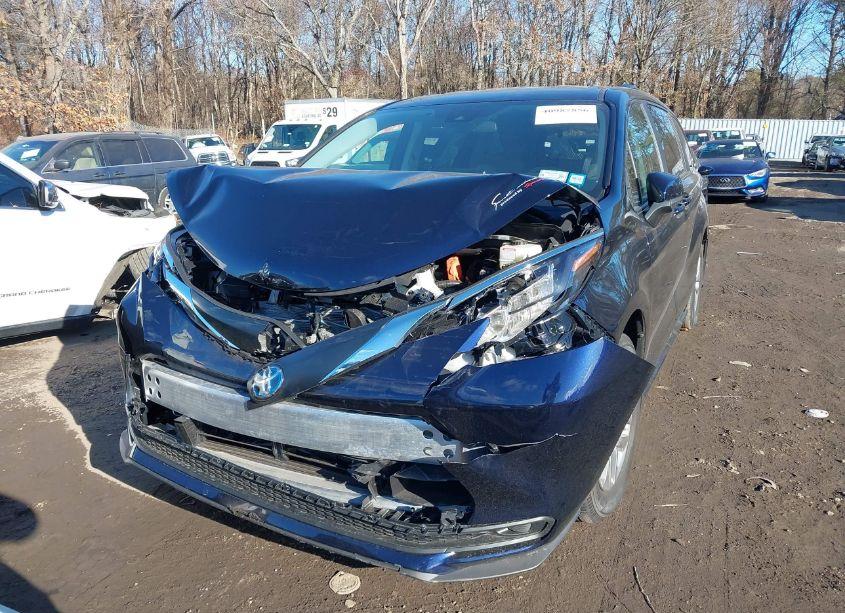 Photo 12 of 2024 Toyota Sienna LE (VIN 5TDKSKFCXRS144343)