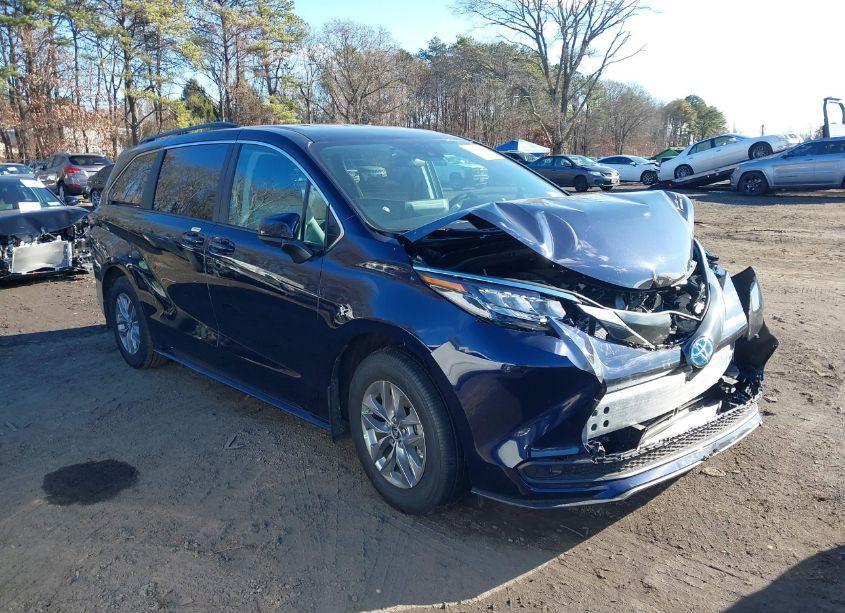 Photo 13 of 2024 Toyota Sienna LE (VIN 5TDKSKFCXRS144343)