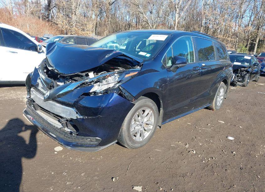 Photo 2 of 2024 Toyota Sienna LE (VIN 5TDKSKFCXRS144343)