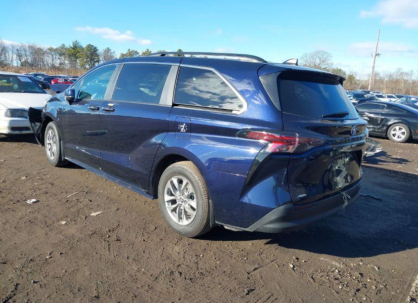 Photo 3 of 2024 Toyota Sienna LE (VIN 5TDKSKFCXRS144343)