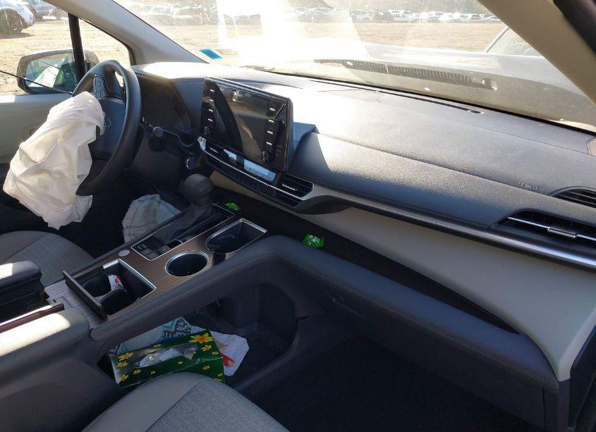Photo 5 of 2024 Toyota Sienna LE (VIN 5TDKSKFCXRS144343)