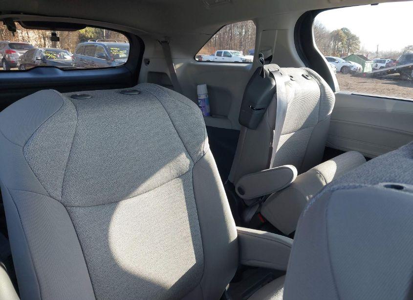 Photo 8 of 2024 Toyota Sienna LE (VIN 5TDKSKFCXRS144343)