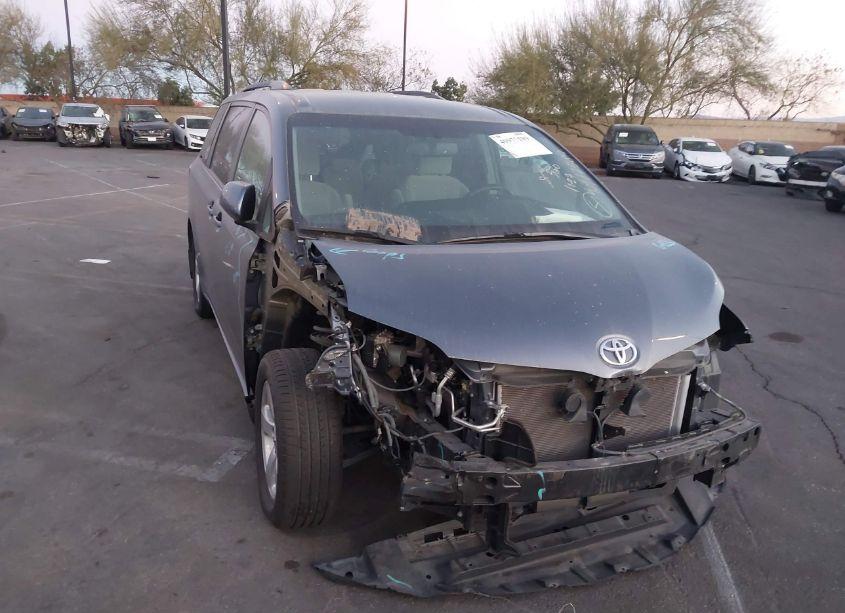 2017 Toyota Sienna LE 8 PASSENGER (VIN 5TDKZ3DC0HS811858) main photo