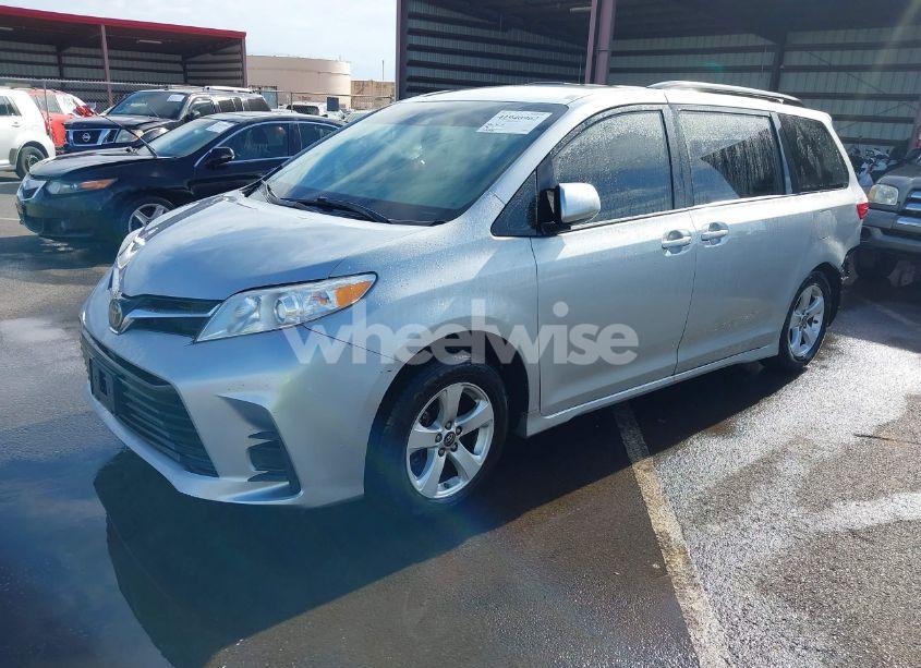 Photo 2 of 2020 Toyota Sienna LE (VIN 5TDKZ3DC0LS052900)