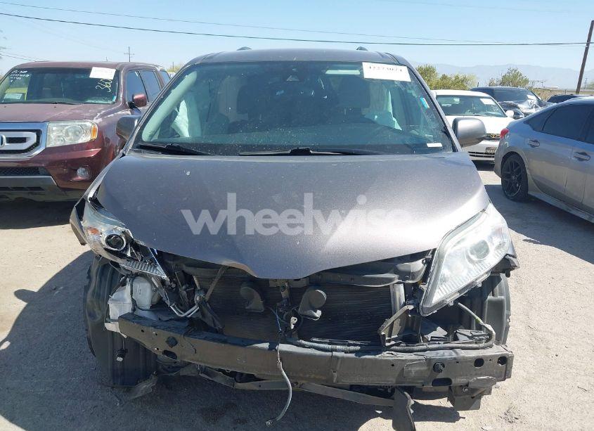 Photo 13 of 2020 Toyota Sienna LE (VIN 5TDKZ3DC0LS070040)