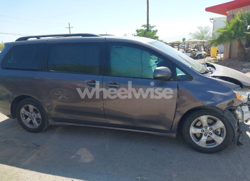Photo 14 of 2020 Toyota Sienna LE (VIN 5TDKZ3DC0LS070040)