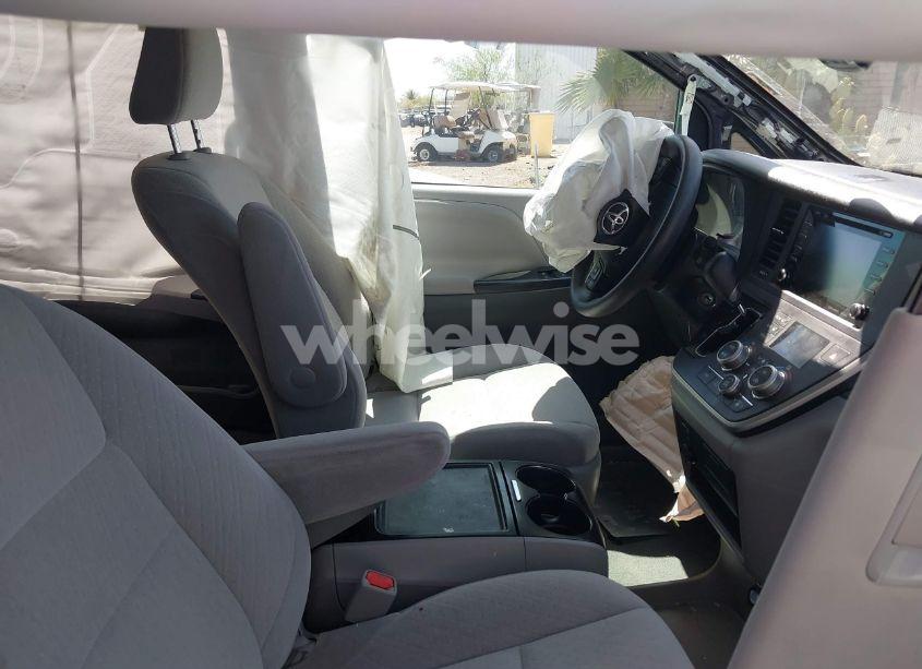 Photo 5 of 2020 Toyota Sienna LE (VIN 5TDKZ3DC0LS070040)