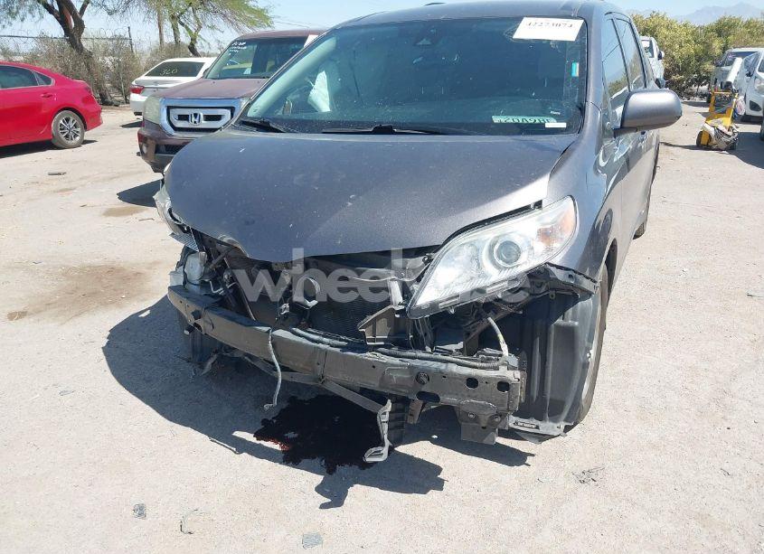 Photo 6 of 2020 Toyota Sienna LE (VIN 5TDKZ3DC0LS070040)