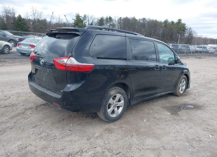 Photo 4 of 2020 Toyota Sienna LE (VIN 5TDKZ3DC0LS087324)