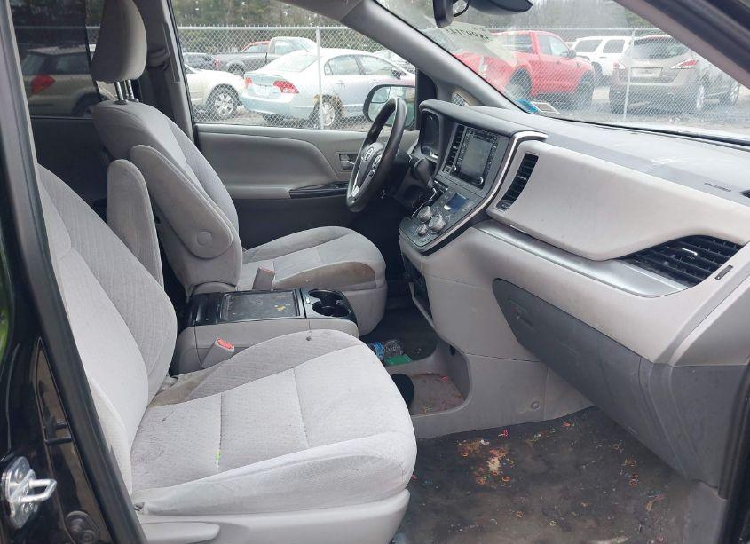 Photo 5 of 2020 Toyota Sienna LE (VIN 5TDKZ3DC0LS087324)