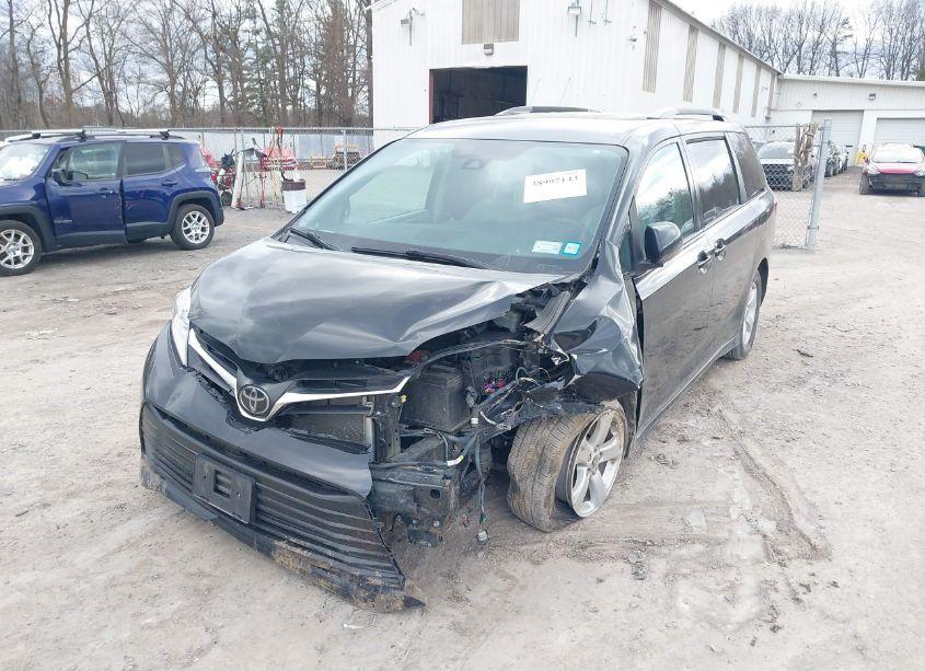 Photo 6 of 2020 Toyota Sienna LE (VIN 5TDKZ3DC0LS087324)