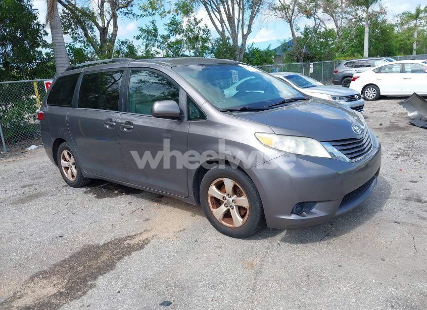 2017 Toyota Sienna LE 8 PASSENGER (VIN 5TDKZ3DC1HS847347) main photo