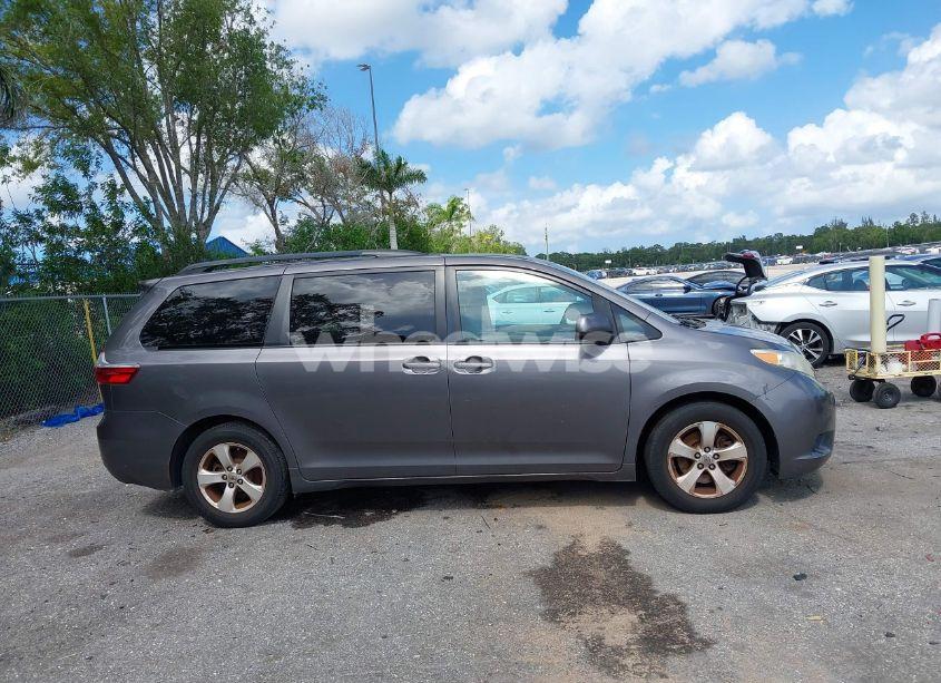 Photo 13 of 2017 Toyota Sienna LE 8 PASSENGER (VIN 5TDKZ3DC1HS847347)