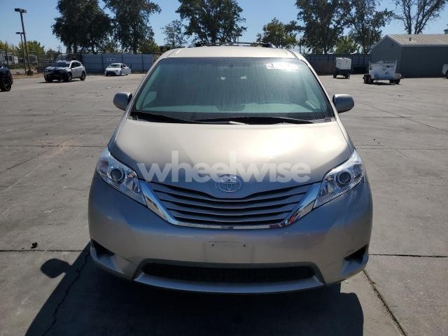 2017 TOYOTA SIENNA LE (VIN 5TDKZ3DC1HS867498) main photo