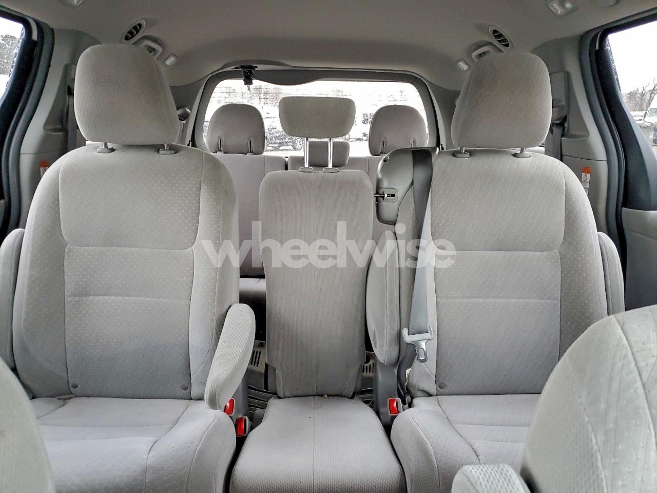 Photo 10 of 2017 TOYOTA SIENNA LE (VIN 5TDKZ3DC1HS899691)