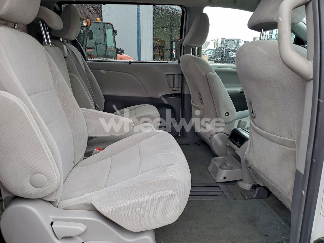 Photo 11 of 2017 TOYOTA SIENNA LE (VIN 5TDKZ3DC1HS899691)
