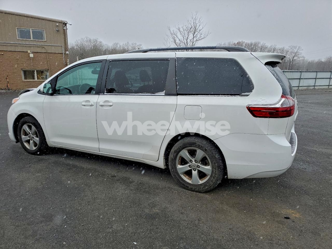 Photo 2 of 2017 TOYOTA SIENNA LE (VIN 5TDKZ3DC1HS899691)