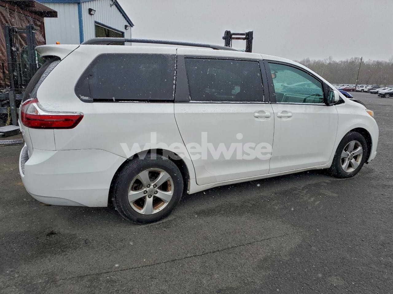 Photo 3 of 2017 TOYOTA SIENNA LE (VIN 5TDKZ3DC1HS899691)