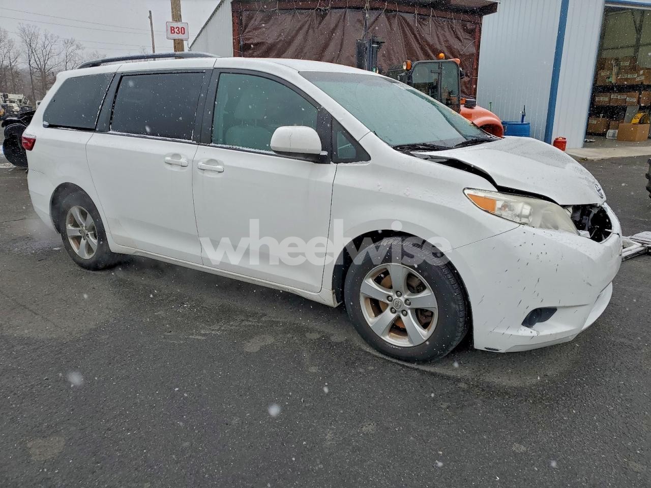Photo 4 of 2017 TOYOTA SIENNA LE (VIN 5TDKZ3DC1HS899691)