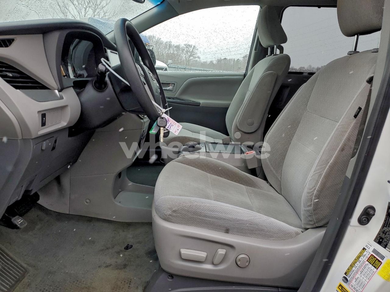 Photo 7 of 2017 TOYOTA SIENNA LE (VIN 5TDKZ3DC1HS899691)