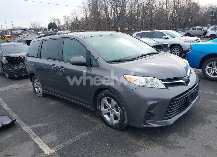 2018 Toyota Sienna LE 8 PASSENGER (VIN 5TDKZ3DC1JS953593) main photo
