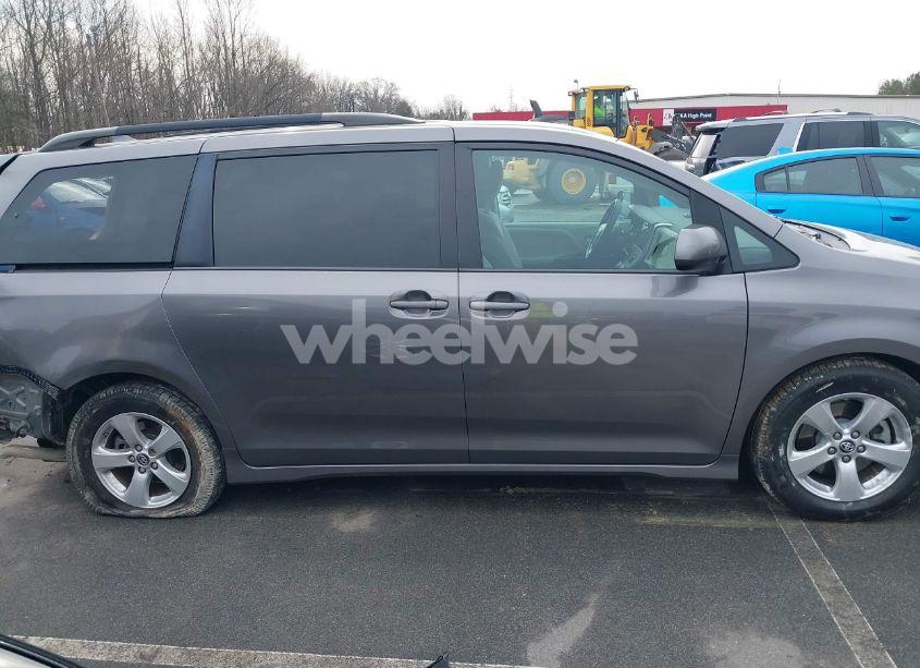 Photo 12 of 2018 Toyota Sienna LE 8 PASSENGER (VIN 5TDKZ3DC1JS953593)