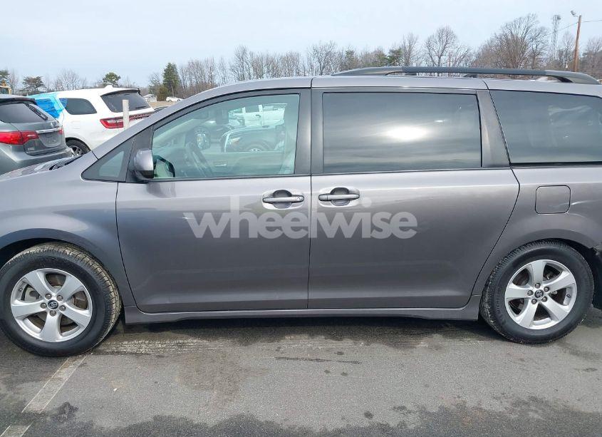 Photo 13 of 2018 Toyota Sienna LE 8 PASSENGER (VIN 5TDKZ3DC1JS953593)