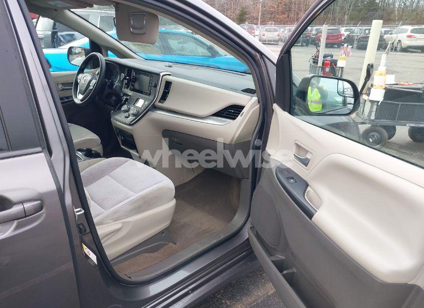 Photo 5 of 2018 Toyota Sienna LE 8 PASSENGER (VIN 5TDKZ3DC1JS953593)