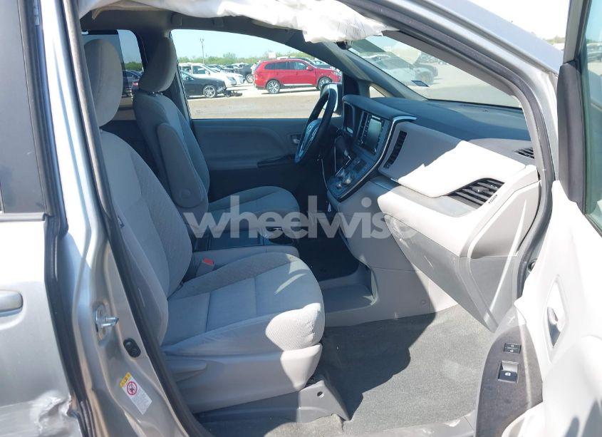 Photo 5 of 2019 Toyota Sienna LE 7 PASSENGER (VIN 5TDKZ3DC1KS966037)