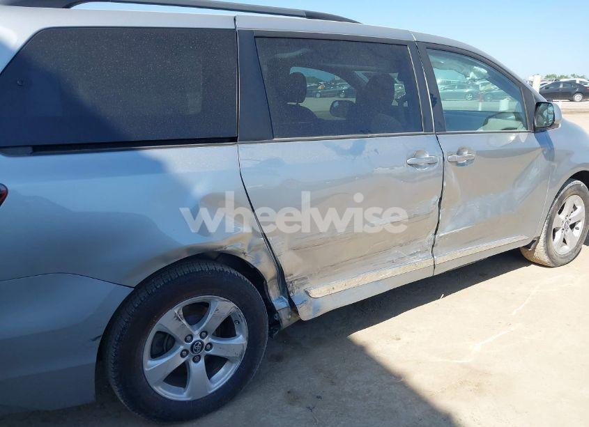 Photo 6 of 2019 Toyota Sienna LE 7 PASSENGER (VIN 5TDKZ3DC1KS966037)