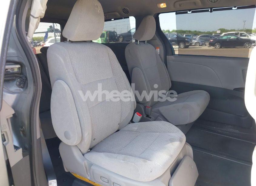 Photo 8 of 2019 Toyota Sienna LE 7 PASSENGER (VIN 5TDKZ3DC1KS966037)