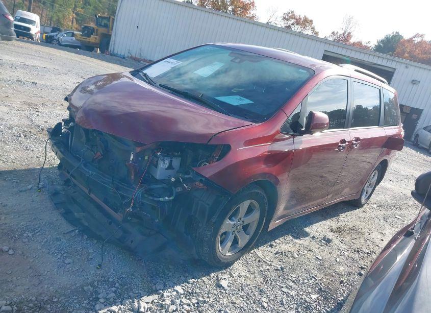 Photo 2 of 2020 Toyota Sienna LE (VIN 5TDKZ3DC1LS081239)