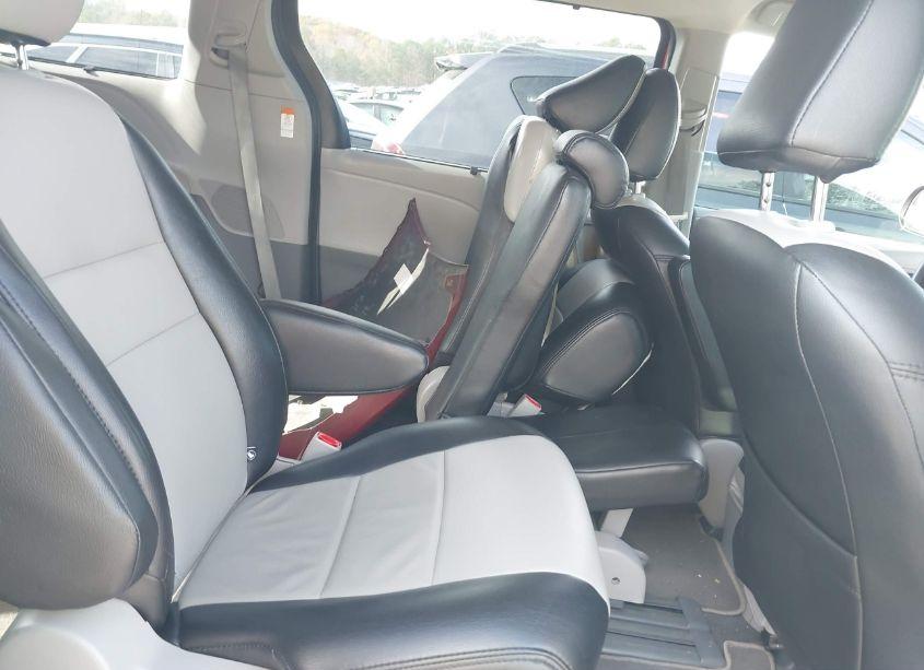 Photo 8 of 2020 Toyota Sienna LE (VIN 5TDKZ3DC1LS081239)