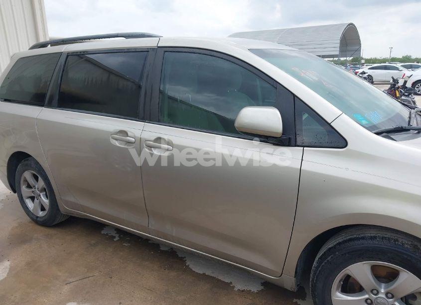 Photo 13 of 2017 Toyota Sienna LE 8 PASSENGER (VIN 5TDKZ3DC2HS860656)