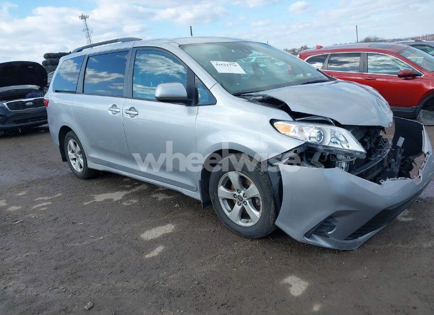2018 Toyota Sienna LE 8 PASSENGER (VIN 5TDKZ3DC2JS912647) main photo