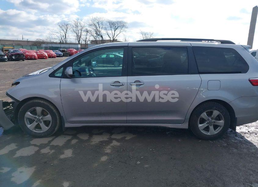 Photo 14 of 2018 Toyota Sienna LE 8 PASSENGER (VIN 5TDKZ3DC2JS912647)