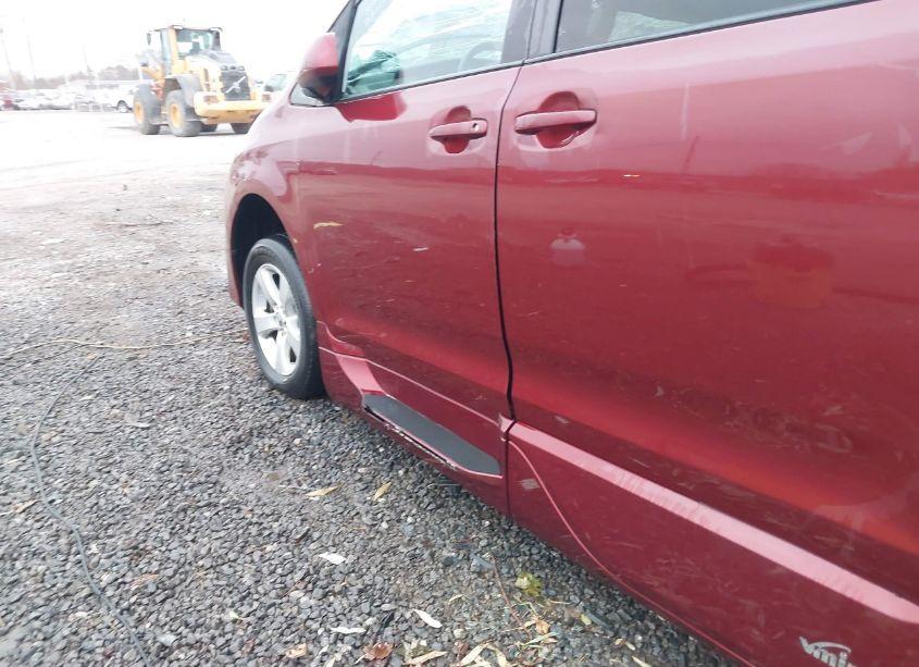 Photo 17 of 2019 Toyota Sienna LE 7 PASSENGER (VIN 5TDKZ3DC2KS012302)